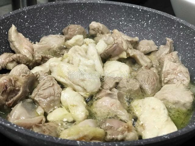 肉肉炒大概2-3分钟就行了、拿出来