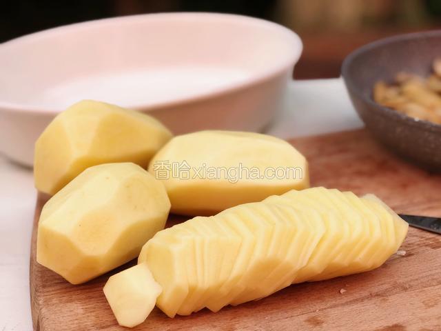 土豆去皮并且切片