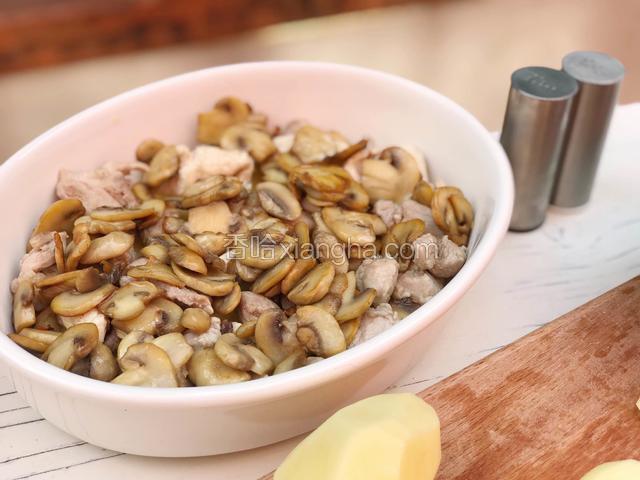 土豆上面放肉肉和蘑菇