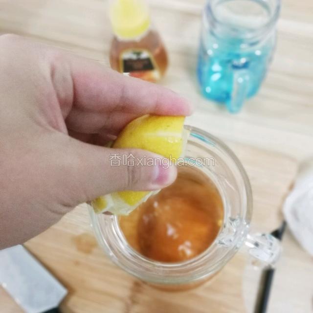将柠檬对半切，一半柠檬的挤汁，滴入茶水中，并且搅拌均匀