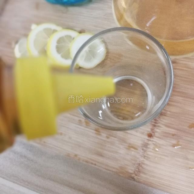 将蜂蜜倒入准备好的玻璃水杯中，蜂蜜根据个人口味酌情添加