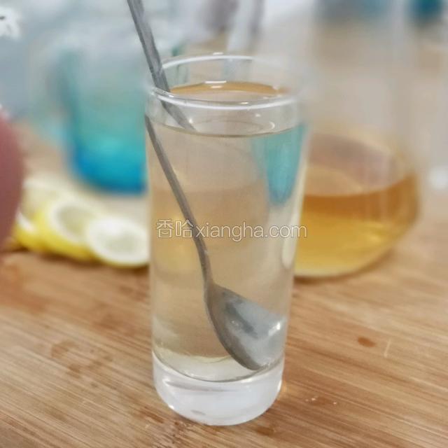 加入纯净水搅拌均匀