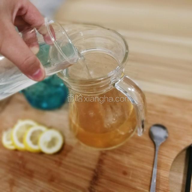 将蜂蜜水倒入搅拌好的柠檬茶水中，并且搅拌均匀