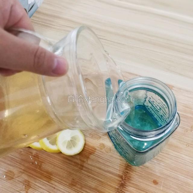 将搅拌好的蜂蜜柠檬水倒入准备好的杯中