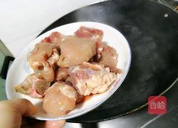 玉米红萝卜猪骨汤的做法图解1