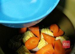 玉米红萝卜猪骨汤的做法图解3