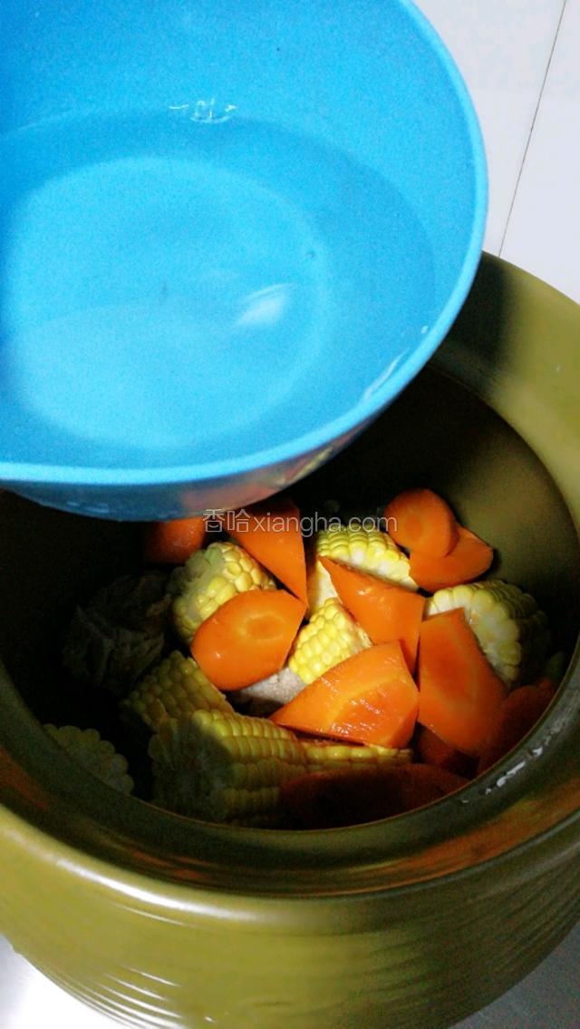 把玉米、红萝卜洗净切块，红萝卜要去皮。然后，连肉块、生姜一起放入沙锅。