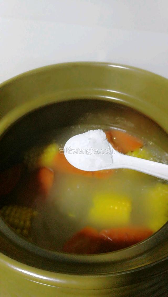 放适量的盐，再小火煲10分钟左右即可。
