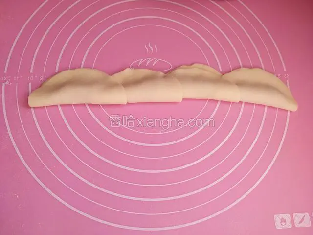 
将饺子皮上下边对折的方式搭到一起，最上面边缘处不用粘水也不用按住。