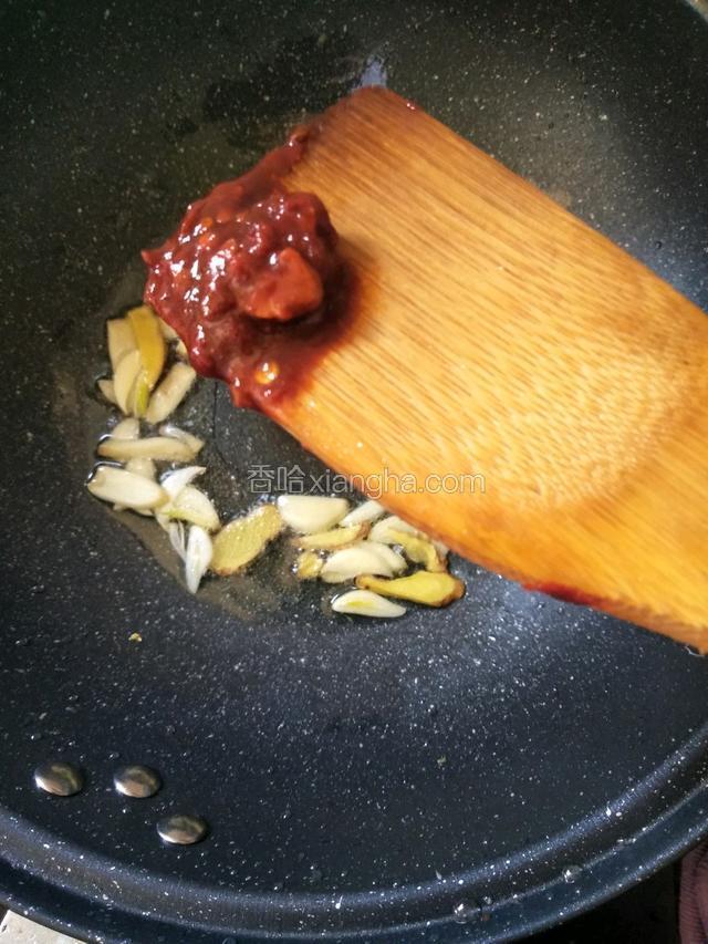 加入豆瓣酱炒出红油