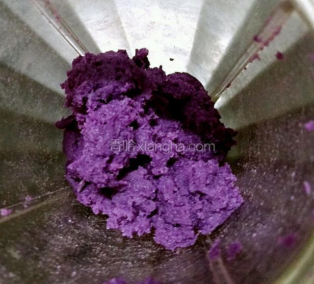 紫薯放入料理机中搅拌成泥，备用。