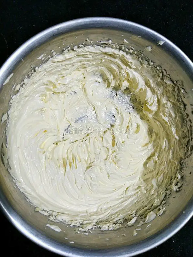 黄油室温下软化，分三次加入糖粉，用电动打蛋器打发，即黄油颜色发白，体积膨大。