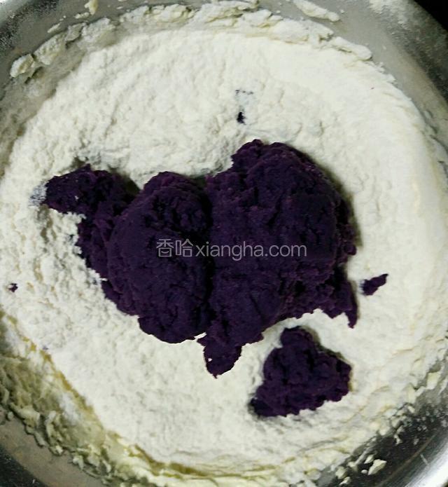 加入低筋面粉和紫薯泥，搅拌均匀。如果太干的话可以适当加入蛋液。
