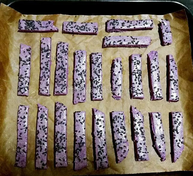 用刀切成小条，均匀的摆放在铺了油布的烤盘内。（我切的有点粗，可以再细点，烤的时候好烤透。）