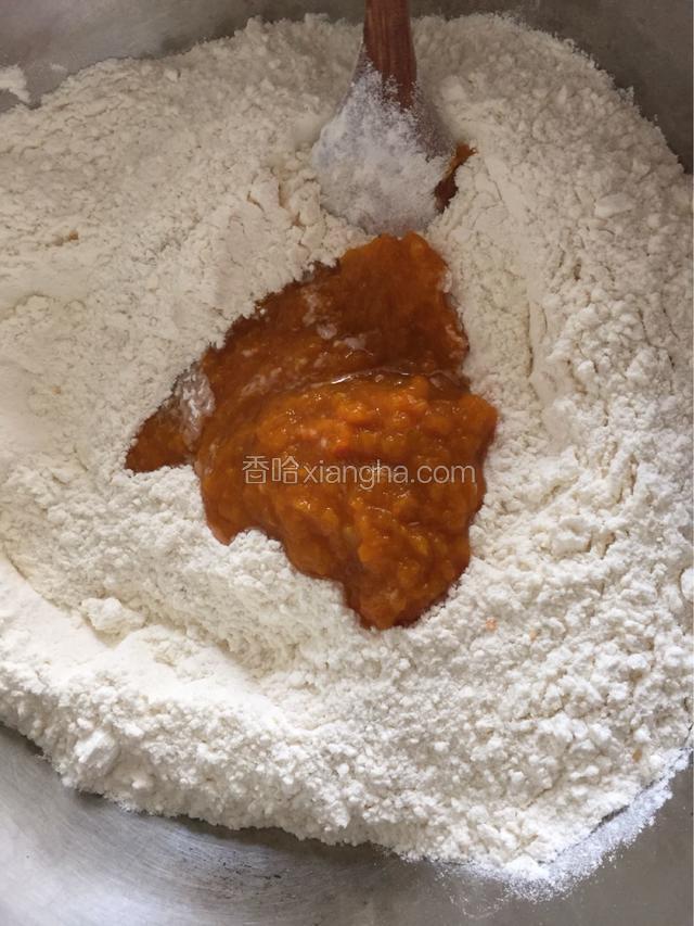 将南瓜泥倒入面粉中