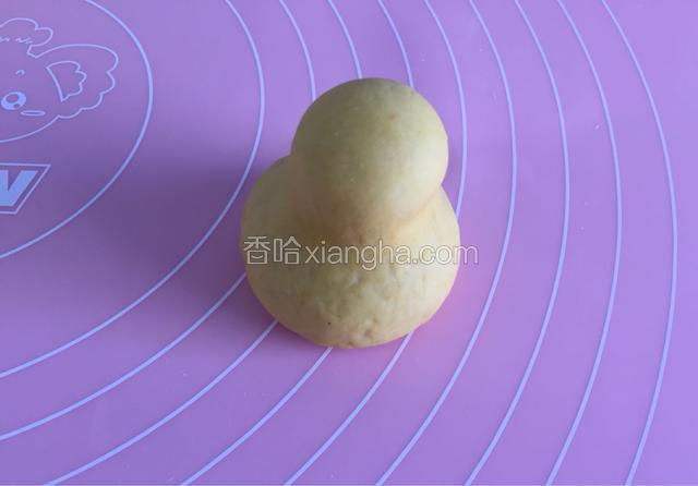 用手将上半部挤出梨子的形状，不用揉的太光滑，晚秋黄梨本身就有些坑洼不平