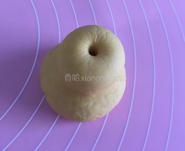 用筷子将面团插出小孔