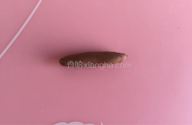 取可可面团一点，揉成长条