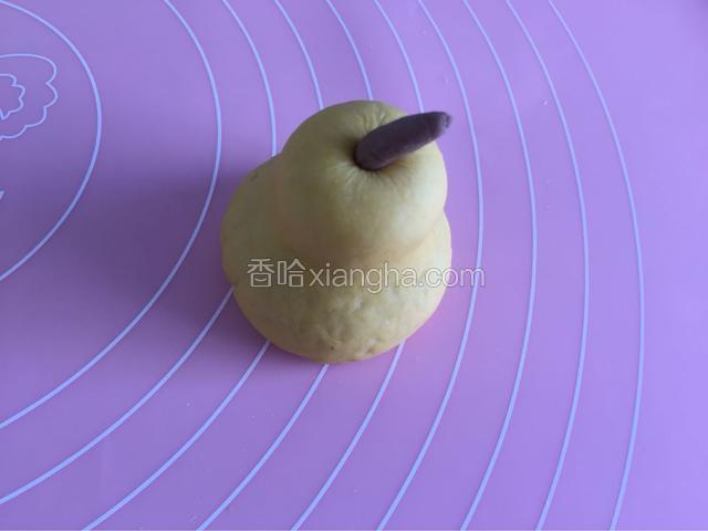放入面团的小孔里面
