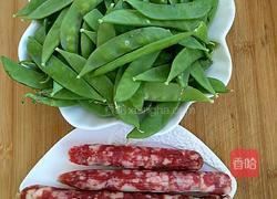 腊肠炒荷兰豆的做法图解1