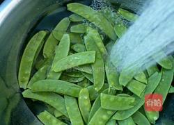 腊肠炒荷兰豆的做法图解3