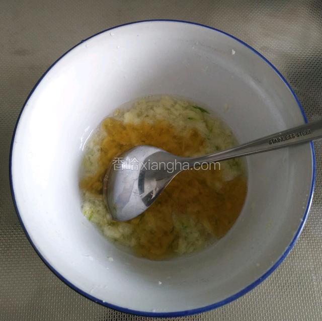 这是捣好的蒜泥备用