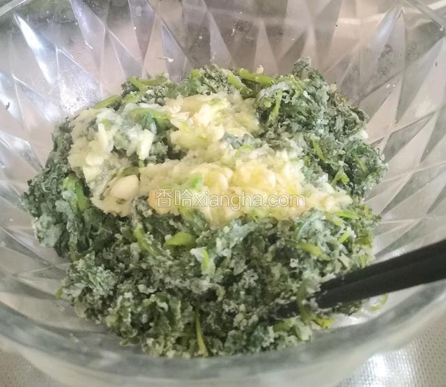 稍凉后淋上捣好的蒜泥拌匀