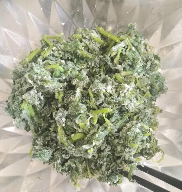 把蒸好的茼蒿从蒸锅内取出