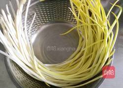 肘子肉炒蒜黄的做法图解2