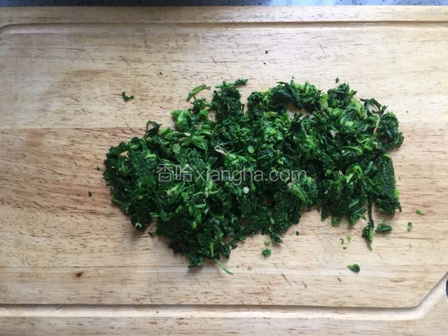 把荠菜先切细，然后剁碎，
