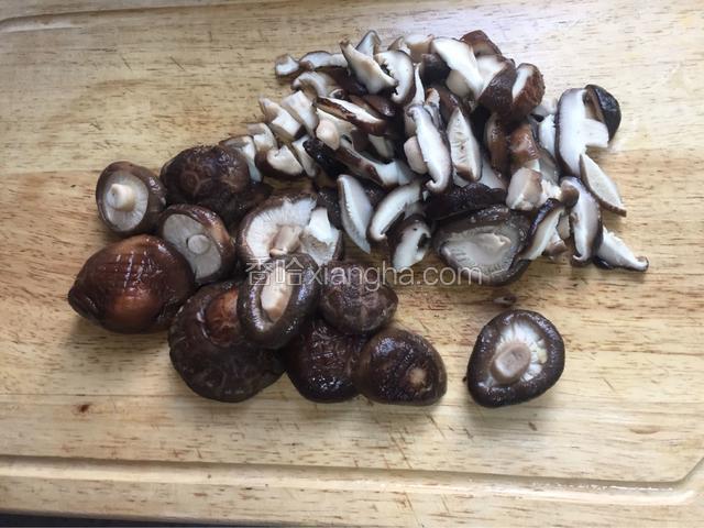 香菇切片剁碎，