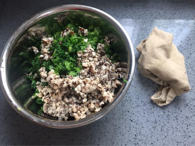 香菇，荠菜，青菜都剁的碎碎的，把烫好的纱布袋取出挤干水份，