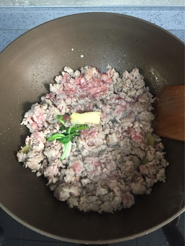 肉末用锅铲压几下，不要让肉末结块，小火把肉末里的油熬至七成干，通常我都是在熬肉末的时候，剁素菜的！