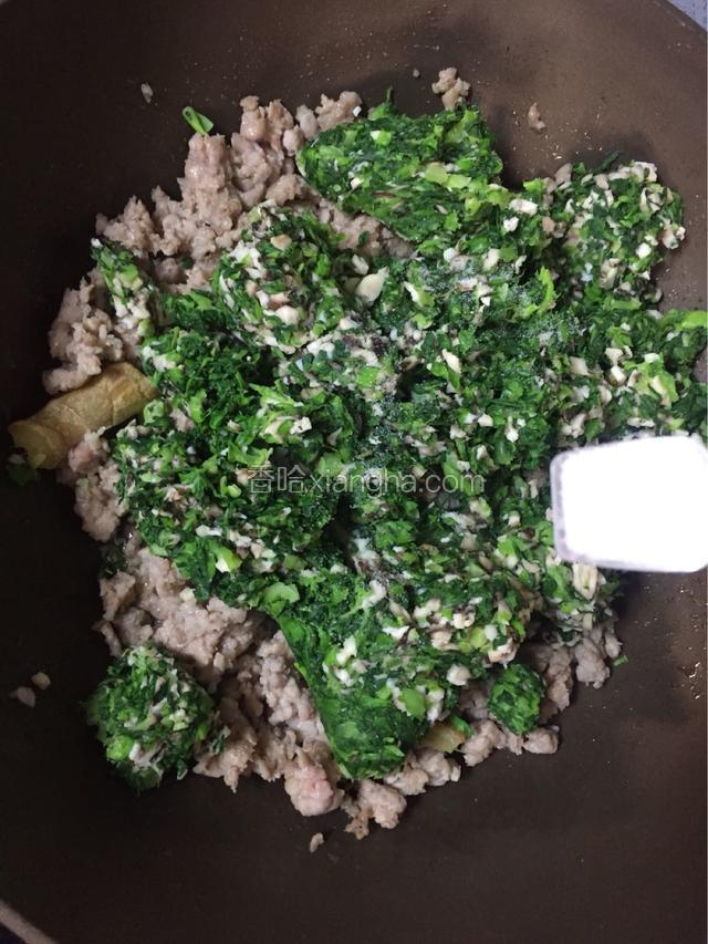 肉熬好后关火，趁热把挤干的菜末倒入锅中，均匀地撒1勺盐1勺味精，拌匀！（记住火一定要关了，不然会把素菜闷黄的口感也会太烂的！