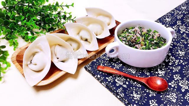馄饨包完了，吃多少包多少，馄饨馅没吃完的用保鲜膜盖好，放冰箱冷藏也是可以吃几天的！或者你全部包好，在盒子里排匀后放入冰箱速冻里，吃的时候取出即可。