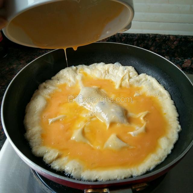 锅里热油，油热倒入鸡蛋液