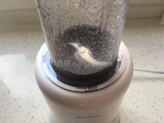倒入料理机中打碎。