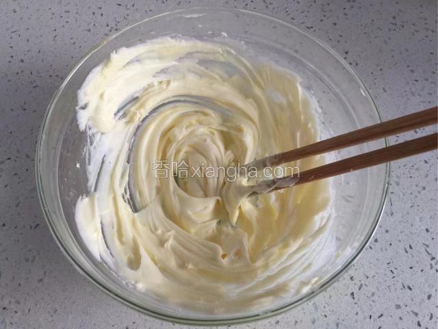 黄油室温软化搅打顺滑，加入糖粉继续搅打均匀。