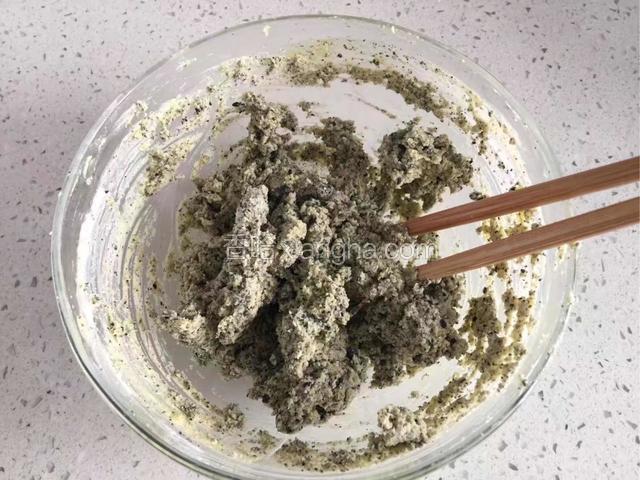 倒入混合的面粉搅拌。（面粉和芝麻粉混合）