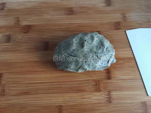 用手揉成面团。
