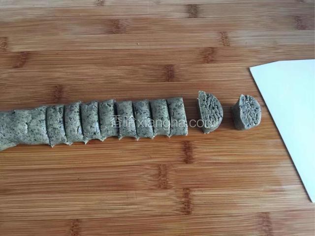 将面团捏成长条，用刮板切成23个小剂子。