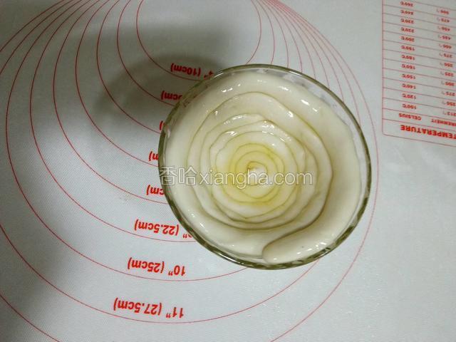 碗底到适量的食用油，搓好的长条，盘到碗里，(一个人的量)