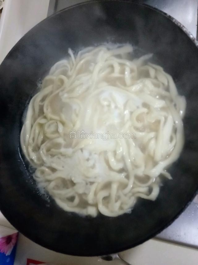 放开水里用筷子搅散开