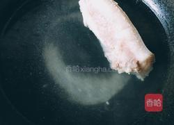 酸菜焖肉的做法图解1