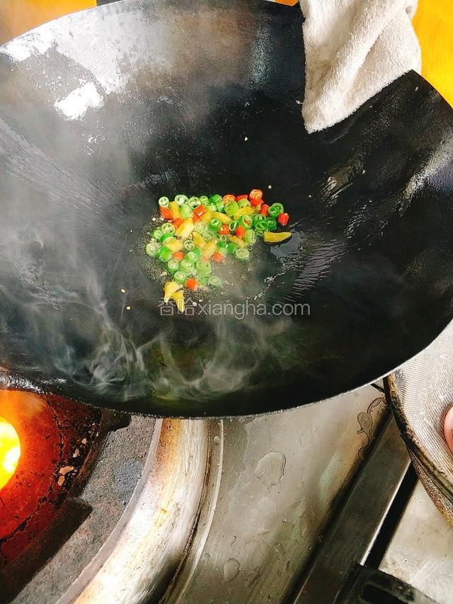 热锅凉油，下泰椒，线椒，泡椒。下葱姜蒜。