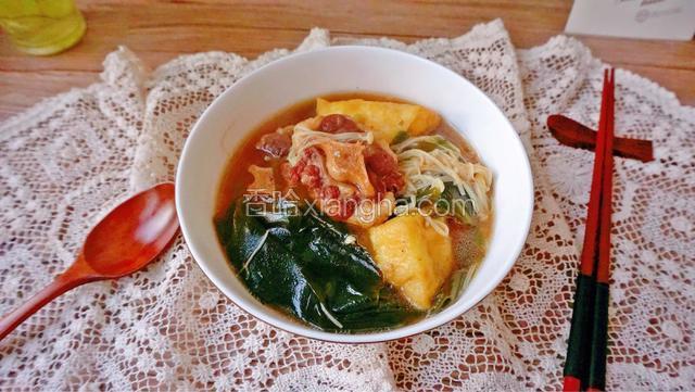 牛尾裙带金针菇豆泡汤