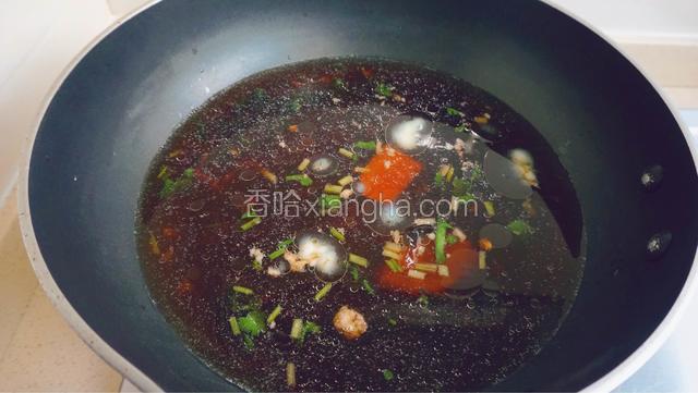 牛尾汤加入锅中