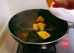 Illustration of how to soak oxtail wakame and enoki mushrooms in soup 5