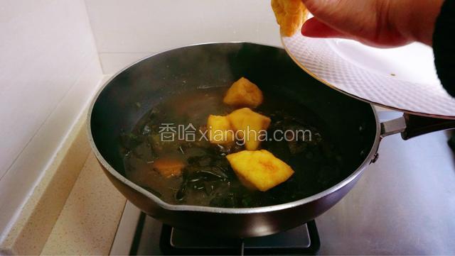 加入豆泡继续煮熟