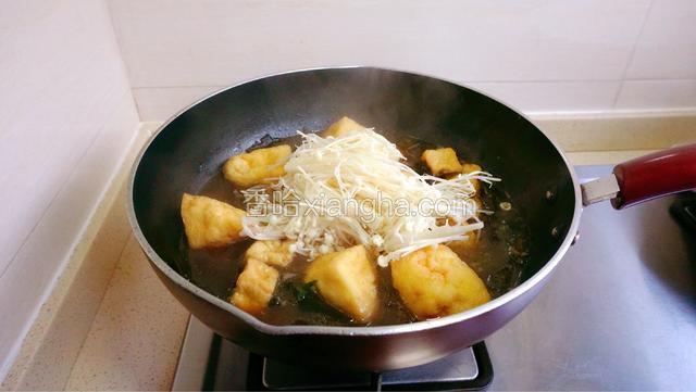 再次煮沸加入金针菇